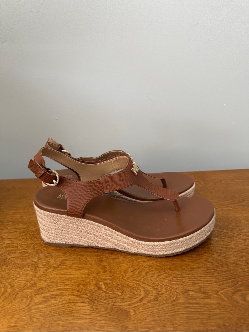 Michael Kors Size 8 Leather Espadrille Wedge Sandals Brown MK Logo T Strap - Picture 2 of 7